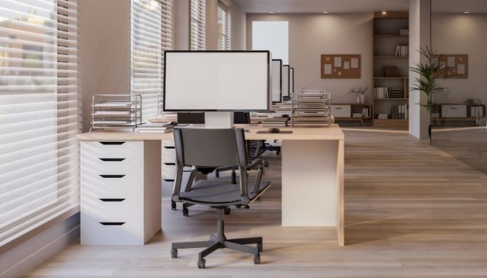Möblierter Büroarbeitsplatz mit Schreibtisch, Monitor und Bürostuhl im Coworking Space von CoWorking SchloHo